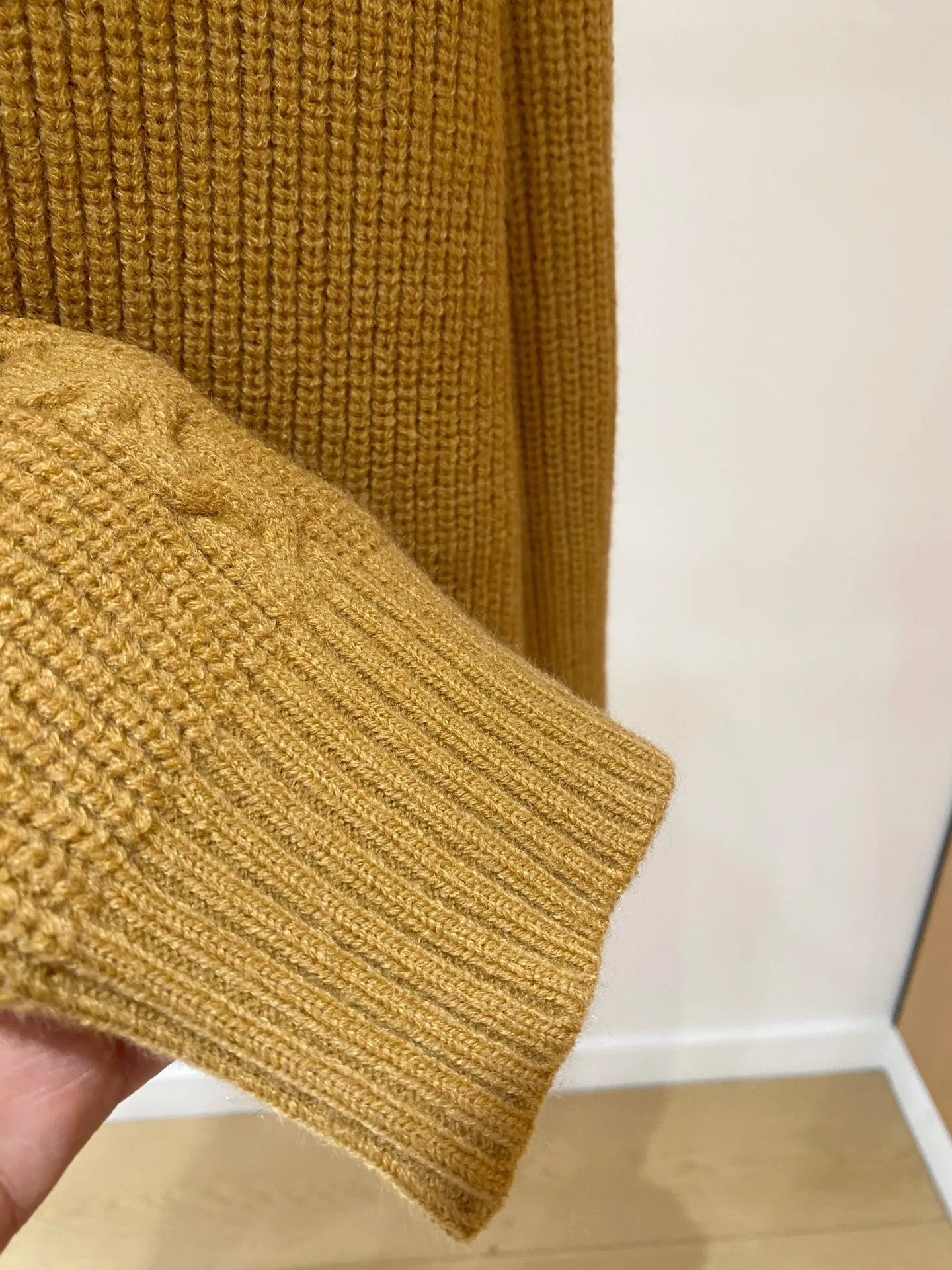 🅿️540 【LV Louis Vuitton】Autumn and winter classic cardigan sweater, in full condition! ! ! Wool blended fabric, the latest model in 2025, golden ratio! ! Slim-fitting soft gold, versatile and practical item, the combination and practicality are extremely powerful, simple and elegant, and classy! To create your own style, it is highly recommended to buy it in two colors. The standard slim fit tailoring process is suitable for both young and old men. It is knitted from wool and will not cause any discomfort! While keeping warm, it is stylish, textured and wearable, and the classic logo with contrasting colors on the chest feels in place! ! Recommended for regular customers! ! Size M-3XL (maximum wear: 190 pounds)